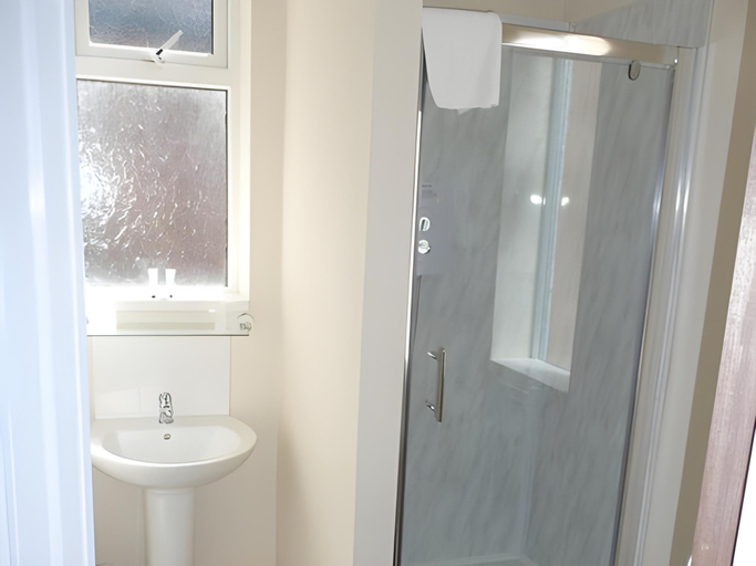 Bathroom 3, Pier View Hotel and Apartments, Lincolnshire
