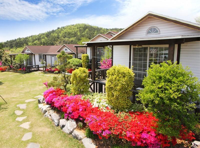 Others 3, Anmyeondo Four Seasons Pension, Taean