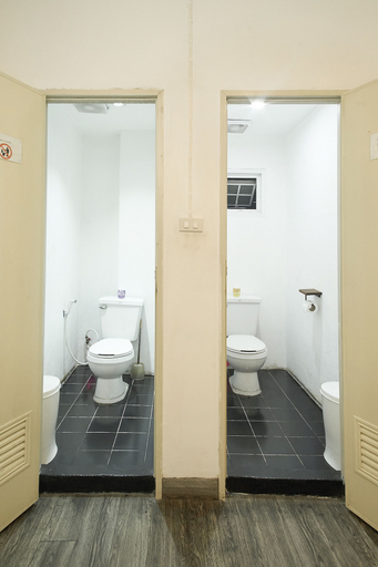 Bathroom 4, comfy crib hostel, Wattana