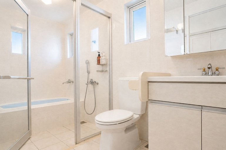 Bathroom 4, Shallows, Onna