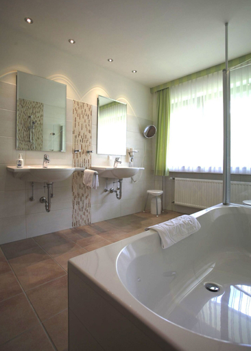 Bathroom 3, Landhotel Hochspessart, Aschaffenburg