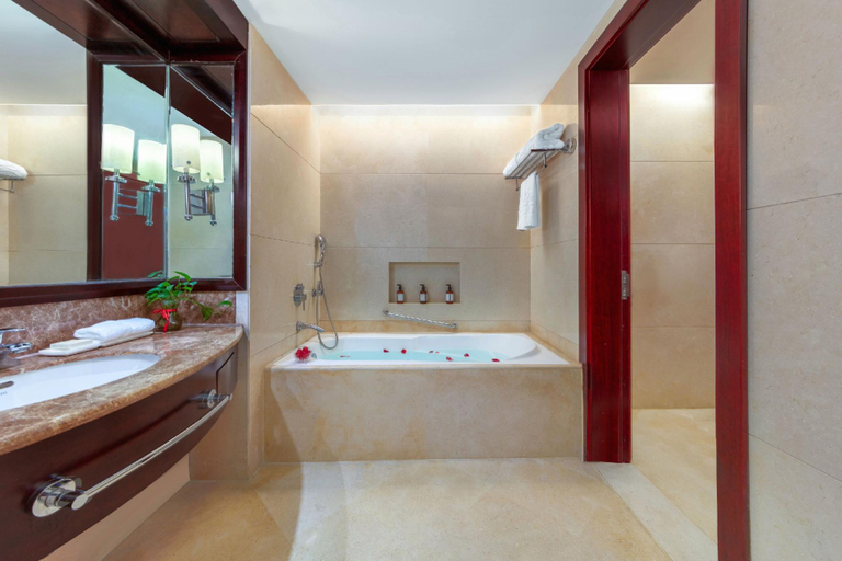Bathroom 3, Hailian Water World Hotel (Sanmenxia Wanda Plaza), Sanmenxia