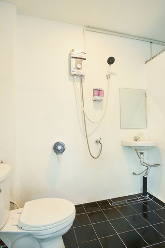 Bathroom 4, comfy crib hostel, Wattana