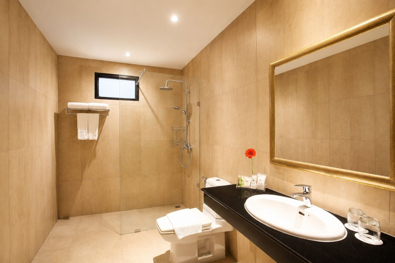 Bathroom 5, Nova Park Hotel, Pattaya