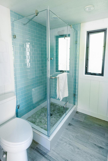Bathroom 3, Caravan Outpost, Ventura