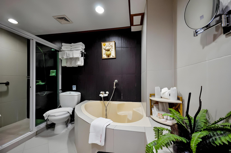 Bathroom 5, Red Coconut Hotel, Malay