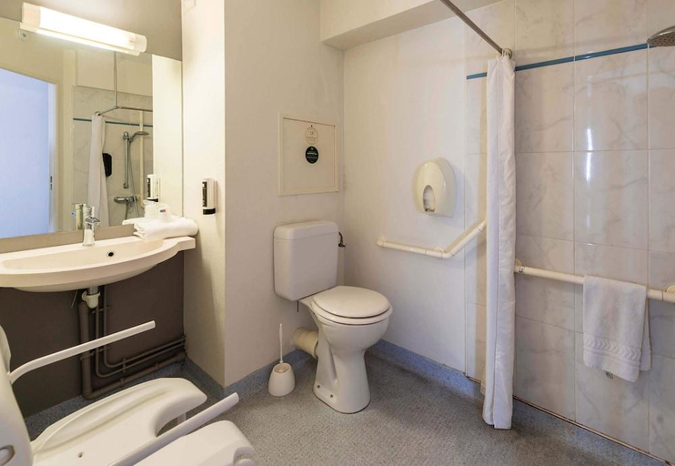 Bathroom 4, B&B HOTEL Montauban, Tarn-et-Garonne
