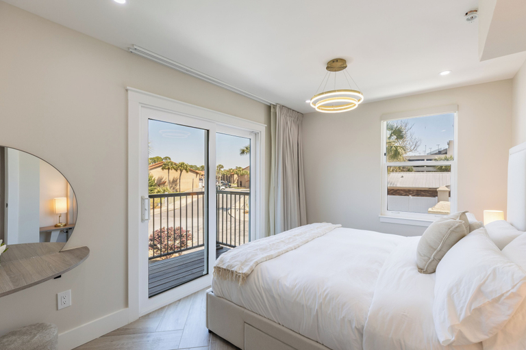Room 3, Octa Collection on Front Beach, Bay