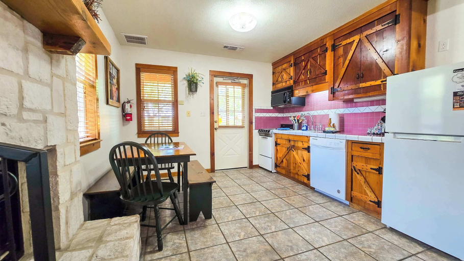 Private kitchen, Stoneflower Dual Studio Stay, Comal