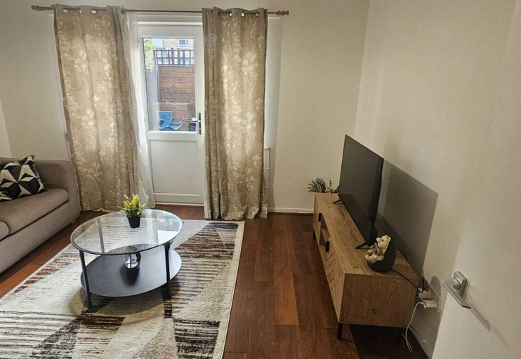 Living area 3, House Sleeps 6 With Wifi and Garden, London