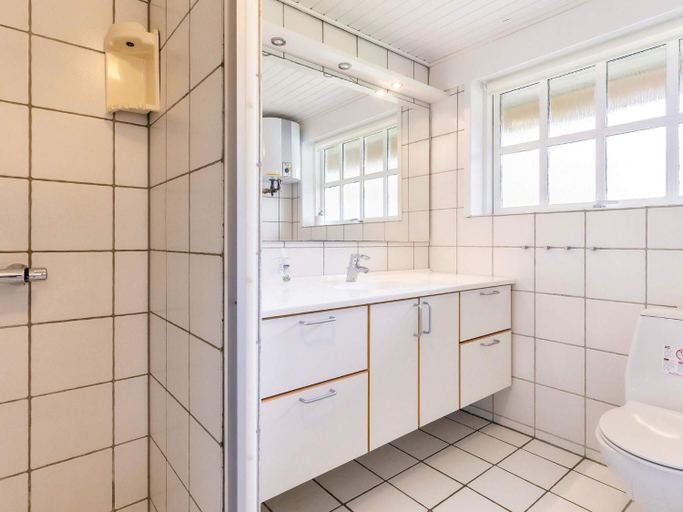 Bathroom 4, 8 person holiday home in Blåvand, Varde