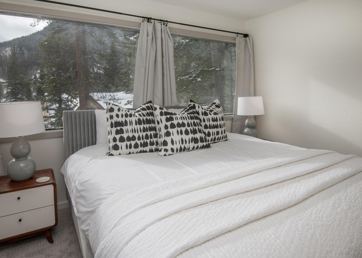 Room 3, Gore Circle Chalet, 4BD Private East Vail Home, Eagle