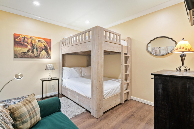 Room 5, Borders Lodge L110 2BD Beaver Creek Ski-in, Ski-out Condo, Eagle