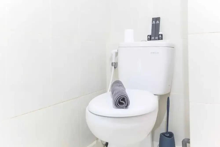 Bathroom 3, Comfortable Studio at Springlake Summarecon Apartment near Mall, Bekasi