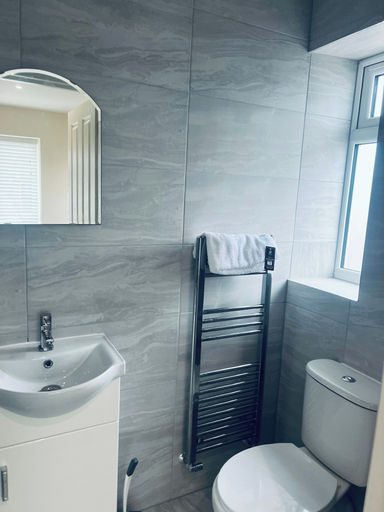 Bathroom 5, Cosy Studio Near Heathrow Airport/ Free Parking, Surrey