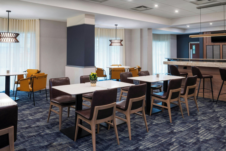 Food & Drinks 5, Courtyard by Marriott Toronto Airport, Toronto