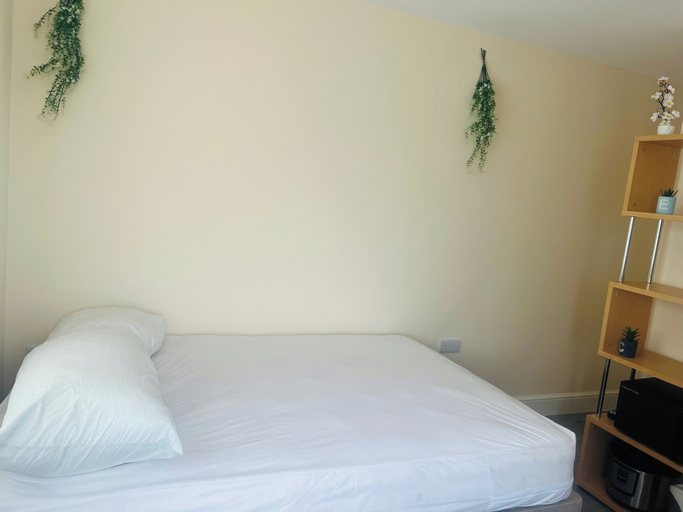 Room 4, Cosy Studio Near Heathrow/ Parking, Surrey