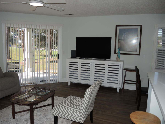 Living area 5, 104 2 Bedroom Villa, Brunswick