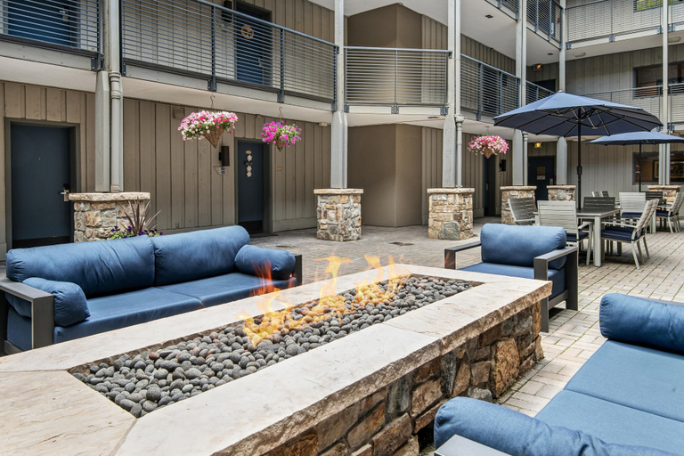 Outdoor dining 5, Westwind 209 1bd, 1BA Platinum Condo in Lionshead Village, Eagle