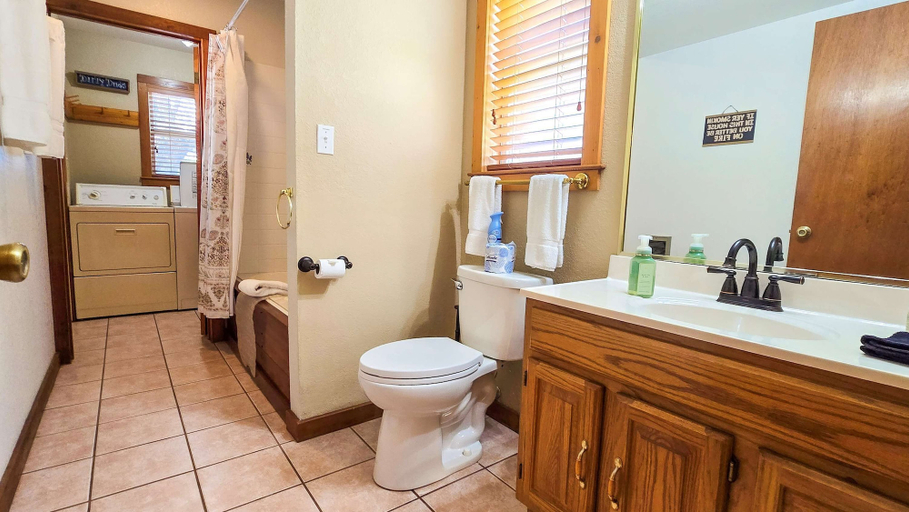 Bathroom 4, Bluebach Dual Studio Stay, Comal
