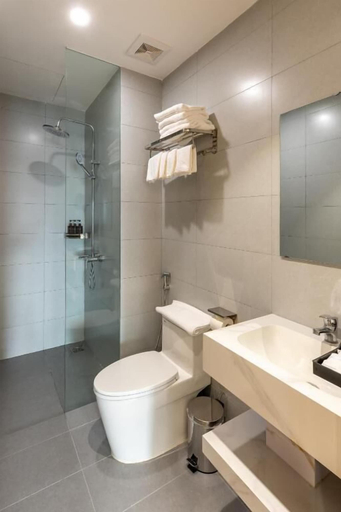 Bathroom 5, Bluzen Hotel, Da Nang