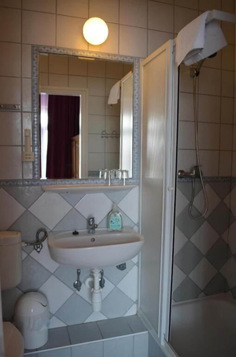 Bathroom 3, Hotel Napsugár, Fonyód