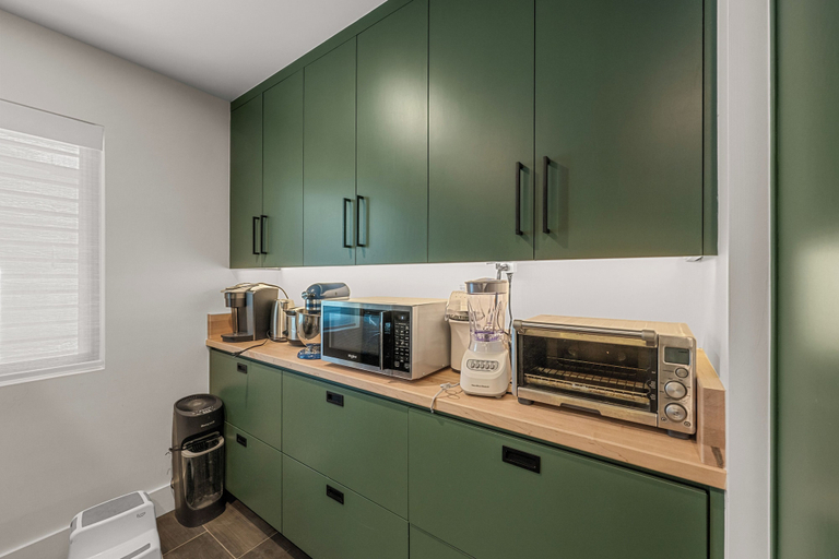 Private kitchen 2, Emerald Lakefront Chalet, San Bernardino