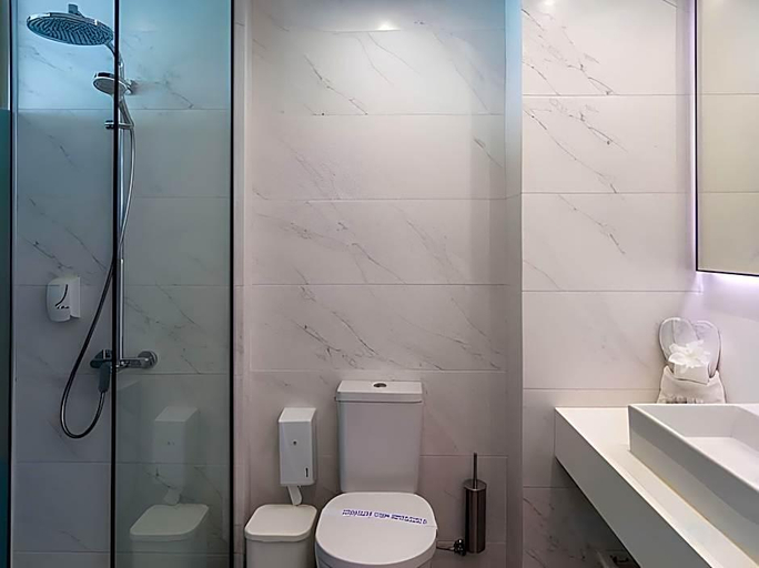 Bathroom, Piere Anne Beach Hotel