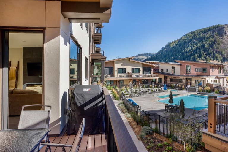 Outdoor dining 5, One Riverfront 106, 2BD Townhome With Beaver Creek Views, Eagle