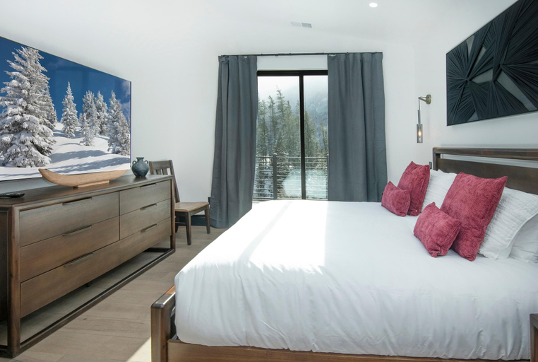 Room 5, Big Horn House, 4387 Columbine, Eagle