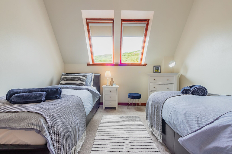 Room 3, Apartment Sleeps 5 With Parking, Highland