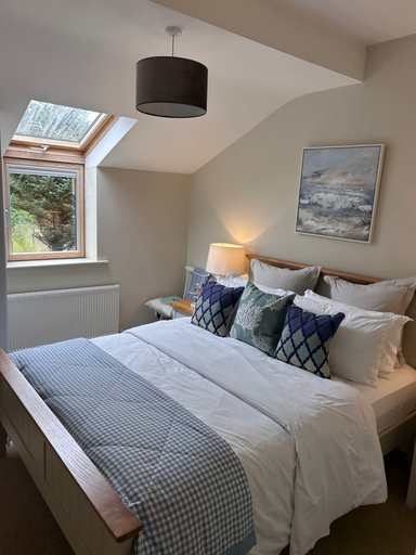 Room 4, House Sleeps 6 With Parking and Patio