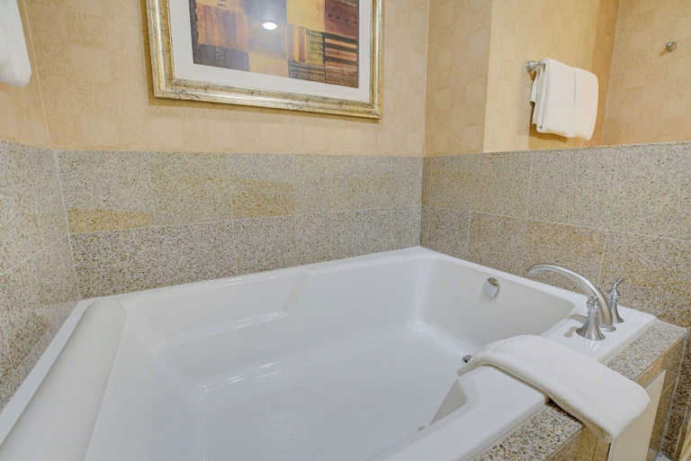 Bathroom 3, Executive Suite Balcony Platinum Hotel, Clark