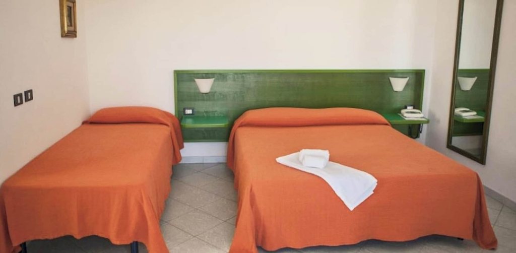 Room 2, Hotel in Palau just 600 mt from the sea, Olbia-Tempio