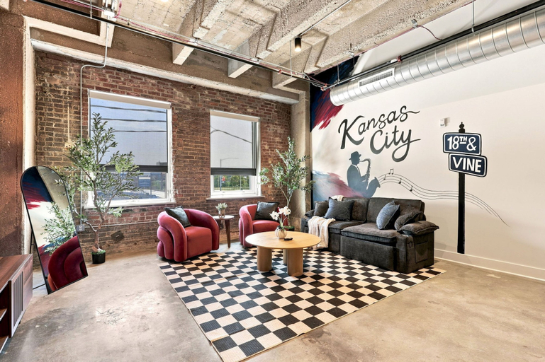 Room 3, Modern KC Crossroads Loft With Rooftop Bar and Spa, Kansas City