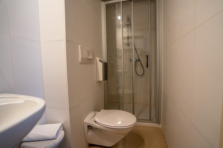 Bathroom 2, Hotel De Croone, Oost-Vlaanderen