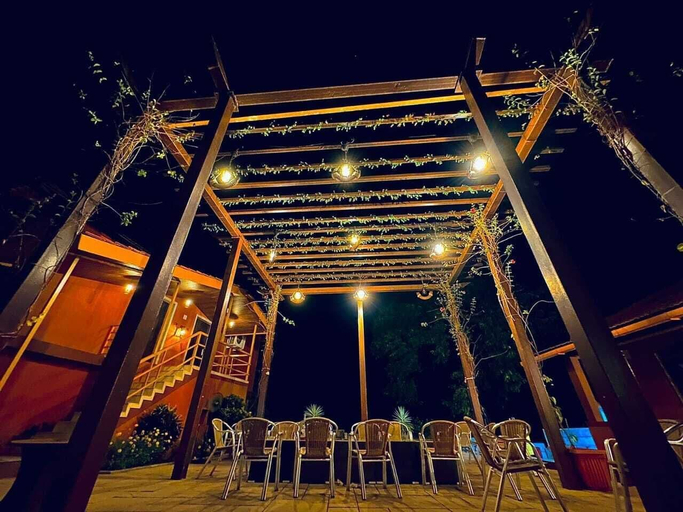 Outdoor dining, Shauryawada Resort, Raigarh