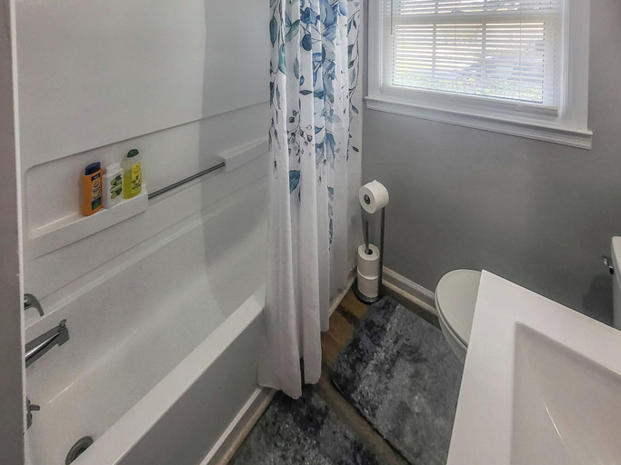 Bathroom 2, 5 bedrooms 3bath Cozy Home, Houston