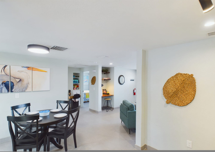 Room 2, Castaway Cottage Beautiful Pool Spa Steps 2 Sand Restaurants Golf Cart Included, Manatee