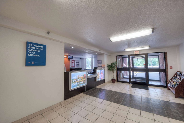 Public Area, Motel 6 New Haven - Branford, CT, New Haven