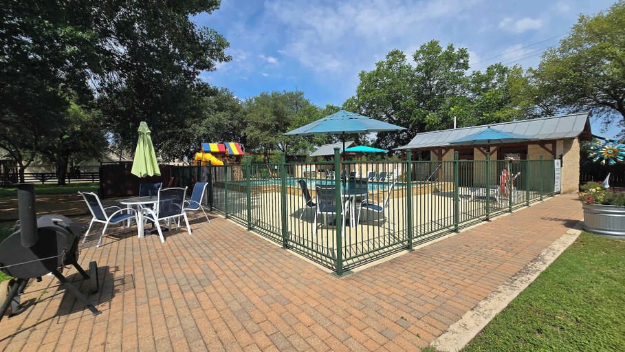 Outdoor dining 3, Felwerk - Dual Studio Stay, Comal