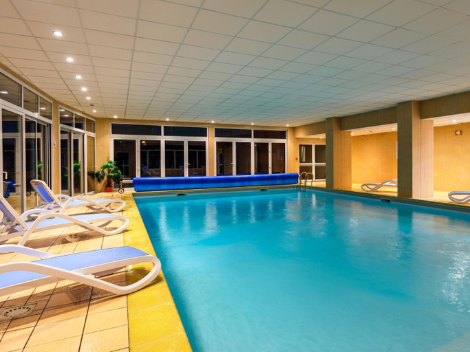 Swimming pool 4, Stylish coastal apartment with shared pool, Côtes-d'Armor