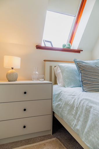 Room 4, Apartment Sleeps 5 With Parking, Highland