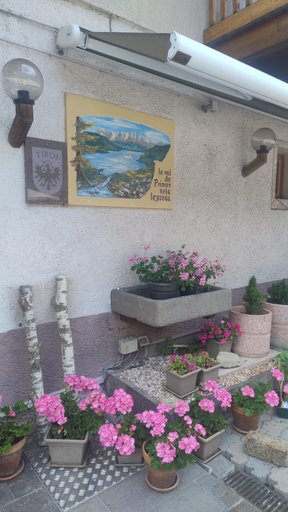 Others, Albergo Sorive, Trento