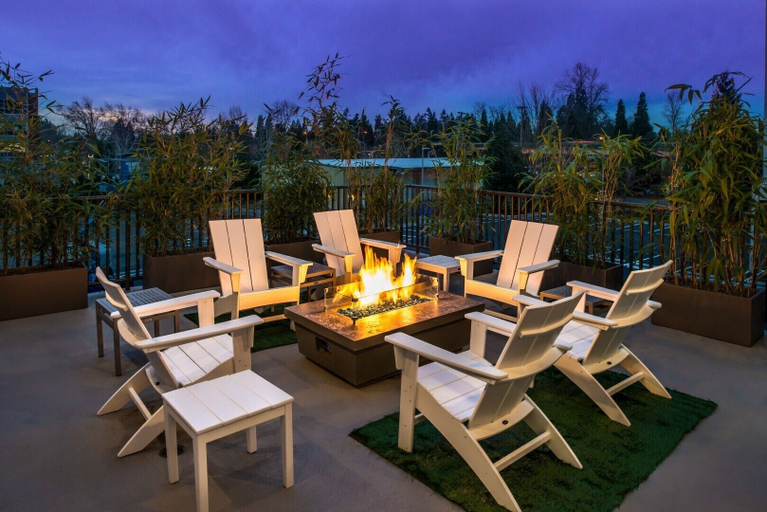 Property grounds, City Express by Marriott Corvallis, Benton