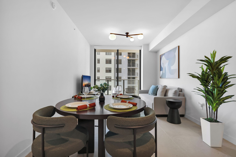 In-room dining 5, N Miami Ave - Suites, Miami-Dade