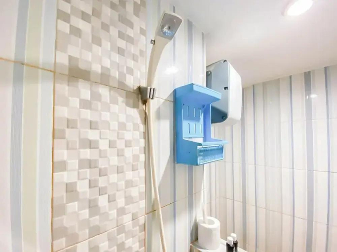 Bathroom 3, Homey Living 2Br At Jarrdin Cihampelas Apartment, Bandung