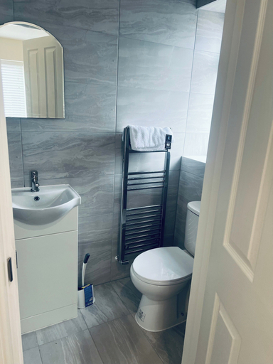 Bathroom 5, Cosy Studio Near Heathrow/ Parking, Surrey