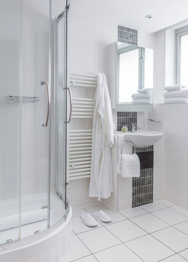 Bathroom 3, SACO Holborn - Lamb's Conduit Street, London