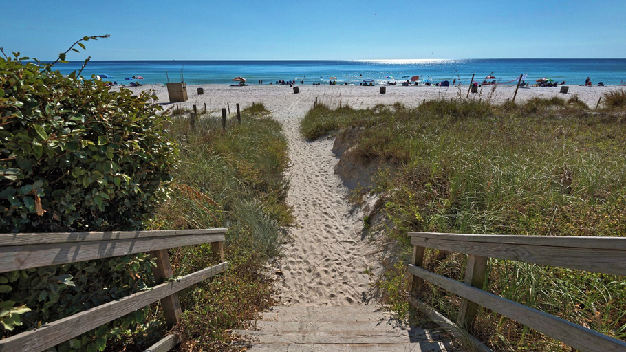 Beach 4, 2BR End-unit Townhome Private Beach Access & Heated Pools - Sleeps 8, Bay